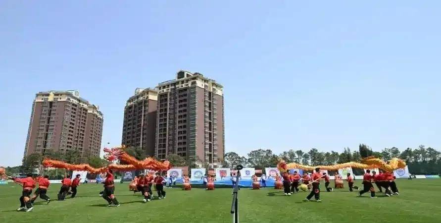 关于热爱足球运动的人们欢聚一堂，精彩比赛即将开启的信息