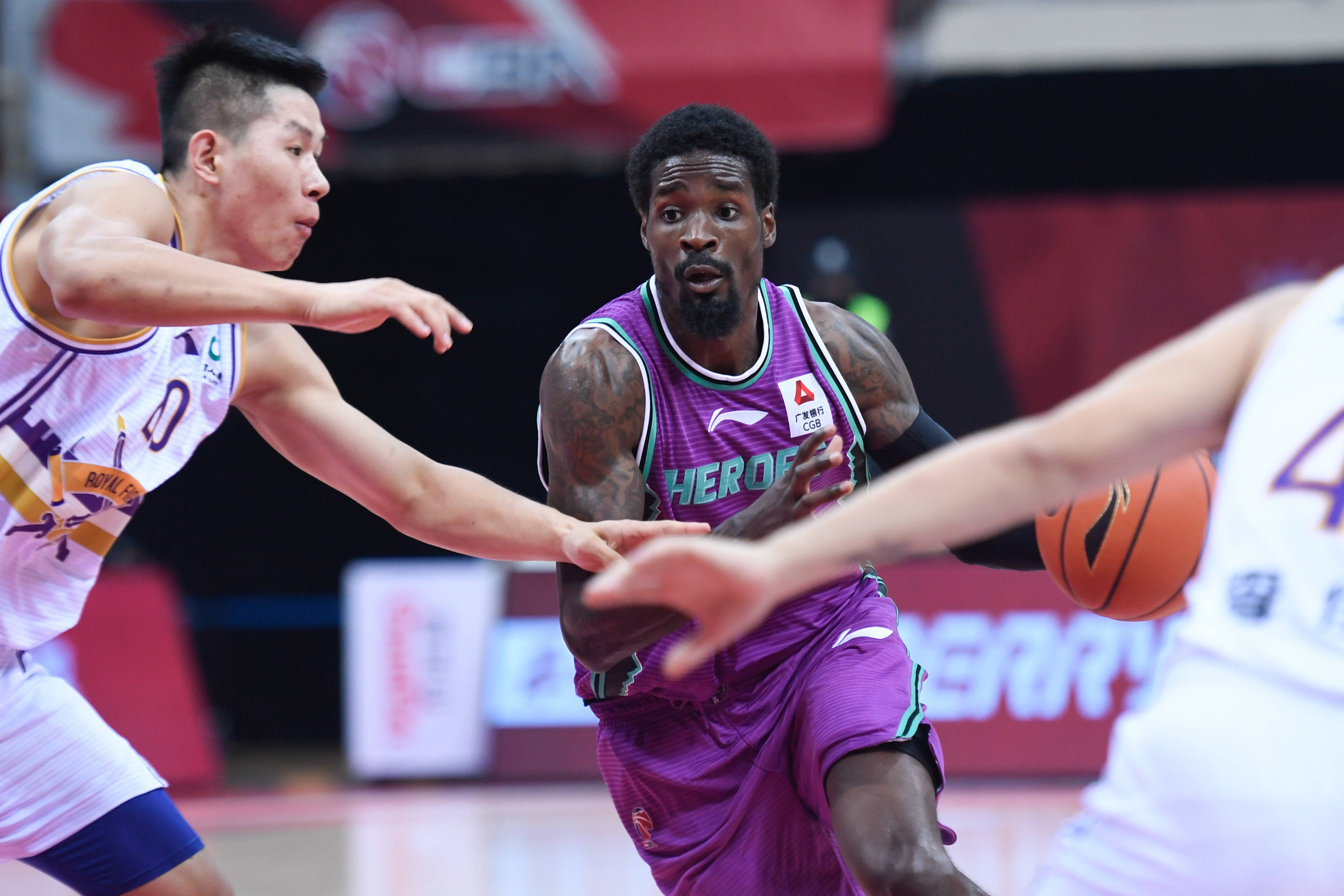 外援表现神勇，队伍险胜对手的简单介绍