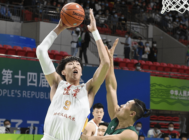 aoa体育-球员实力大考验，在场上竭力争胜