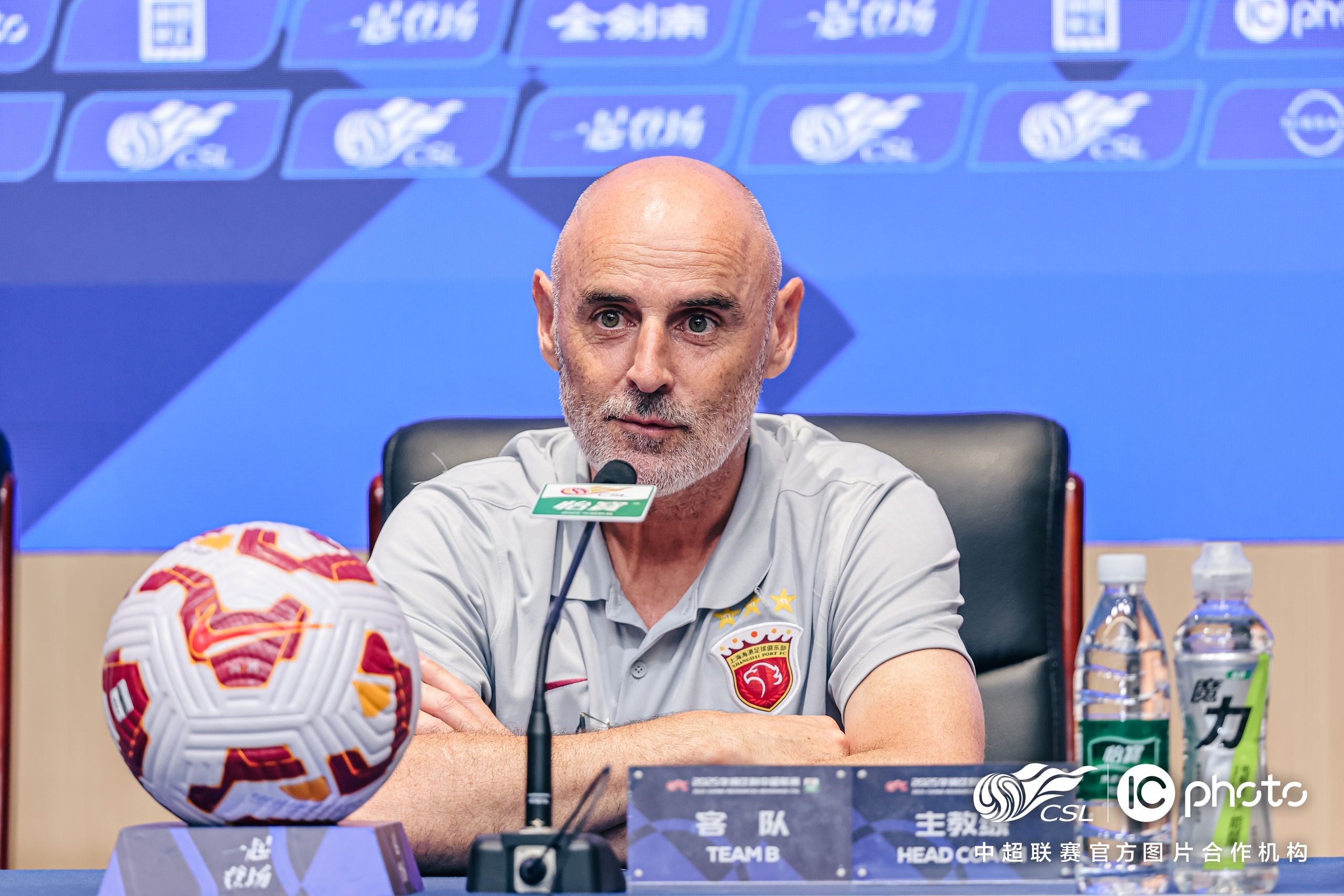 强队教练组织球队备战重要联赛 强队教练组织球队备战重要联赛