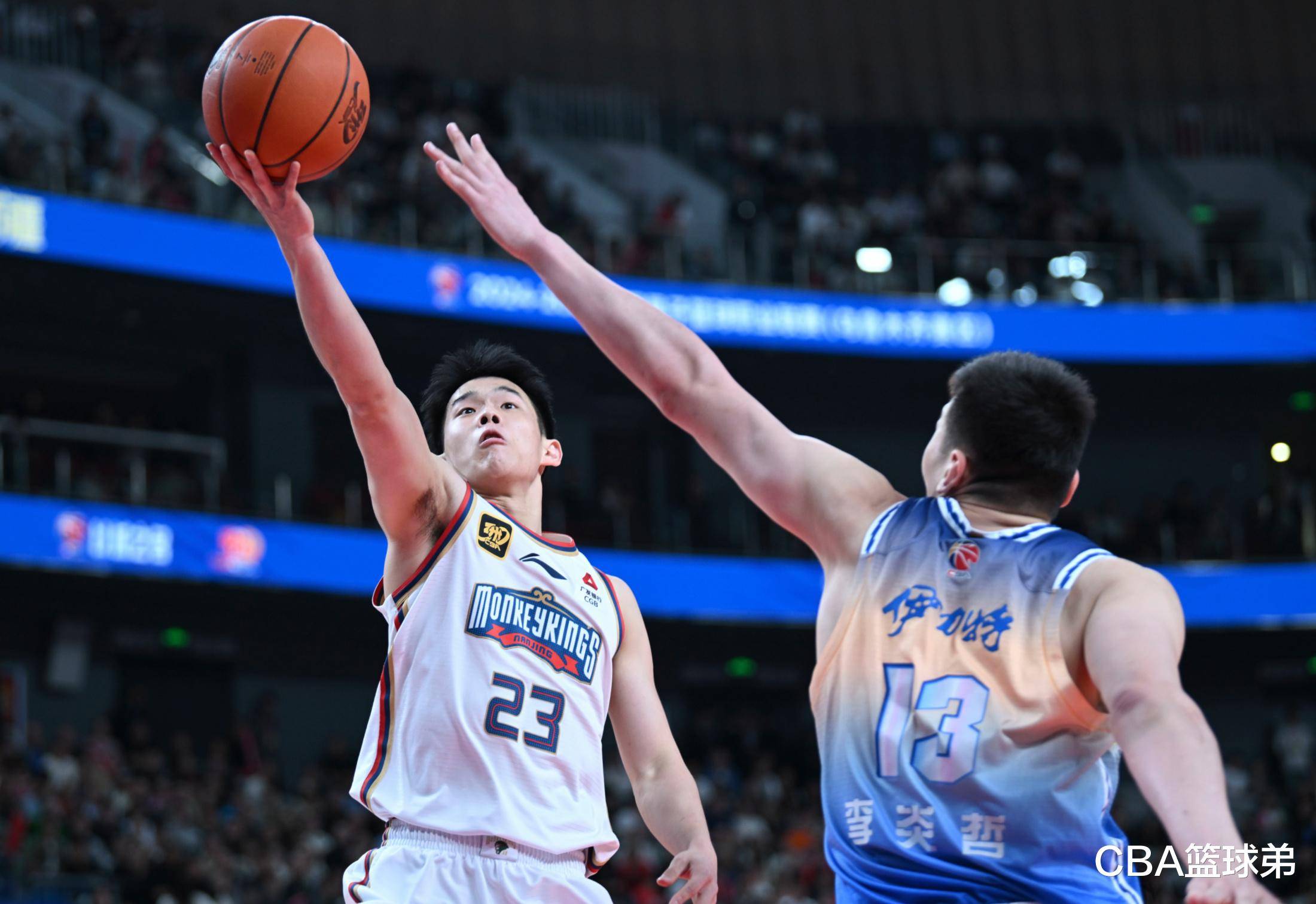 aoa体育培训-篮球赛场兴起新风潮，球迷热烈讨论