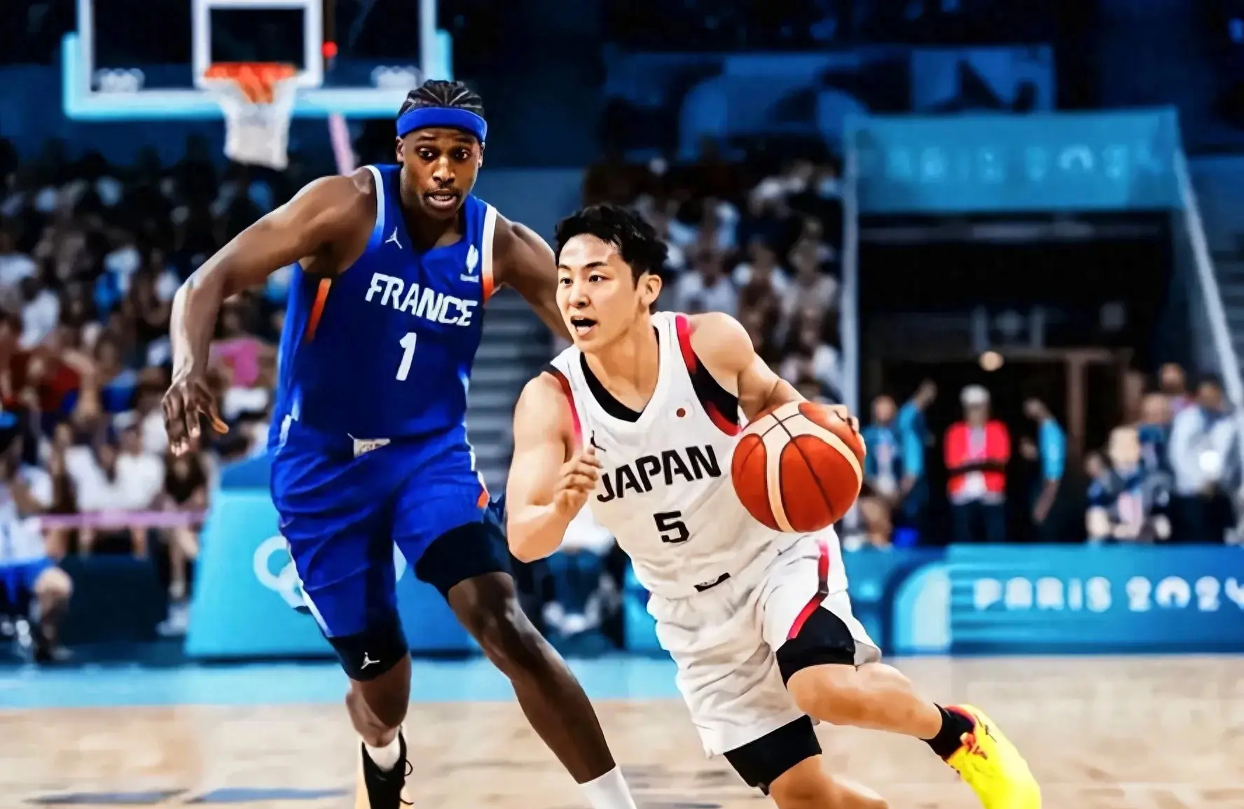 篮球赛场兴起新风潮，球迷热烈讨论