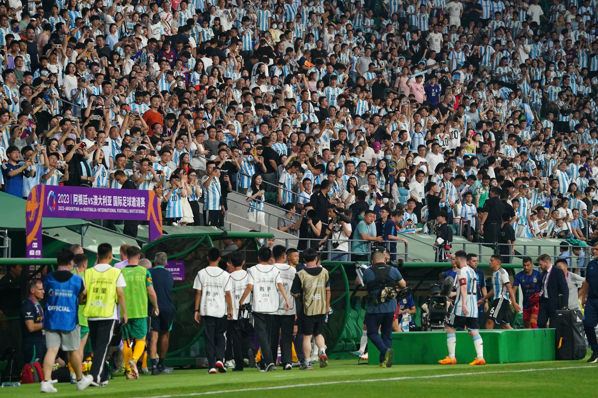 aoa体育培训-包含全球篮球大赛精彩开幕，球迷热情响应的词条