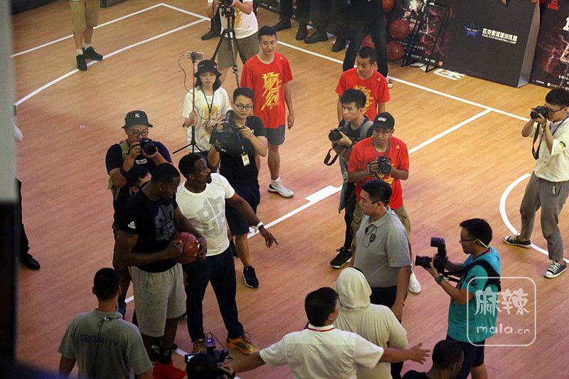 包含全球篮球大赛精彩开幕，球迷热情响应的词条